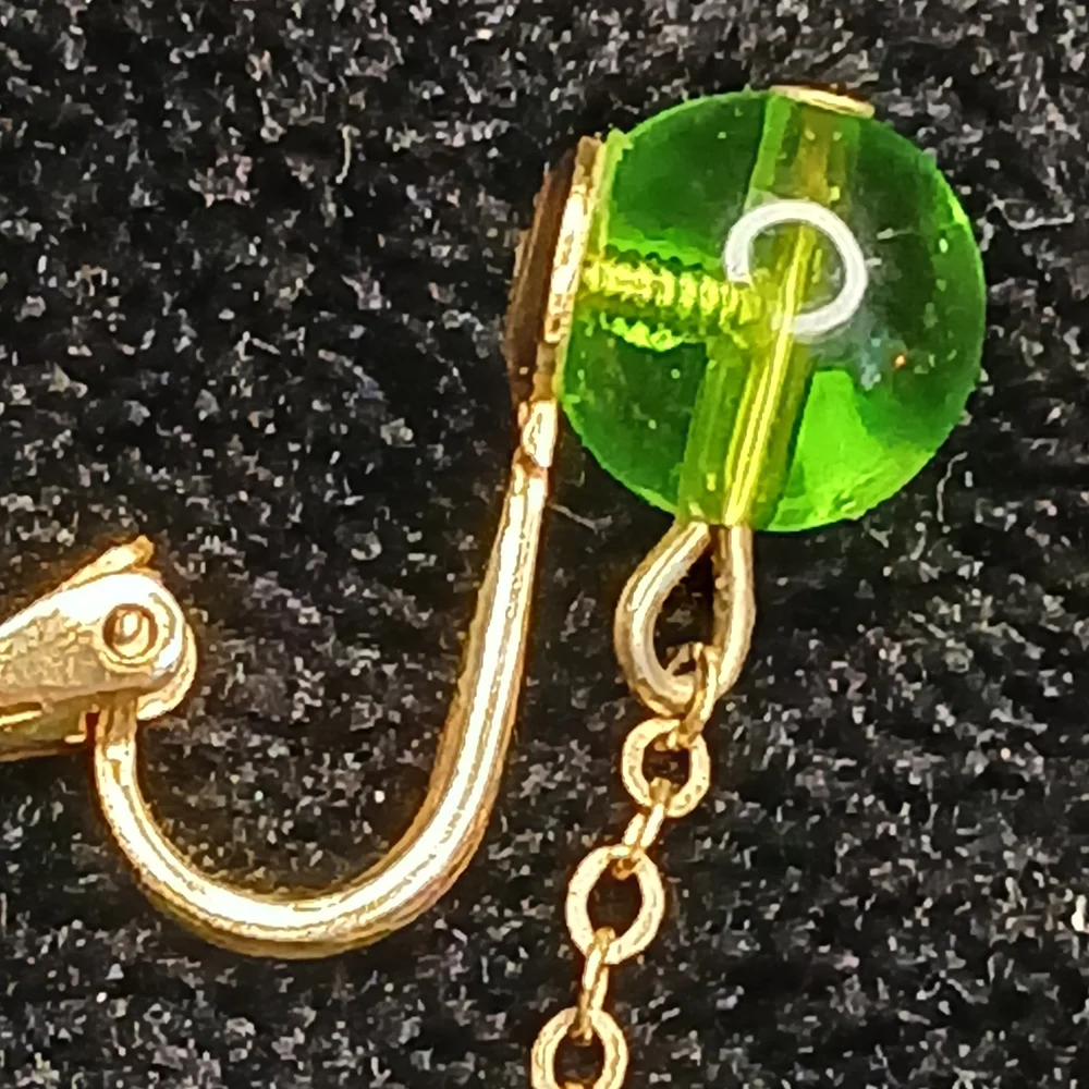 5$ Vtg Green Glass and Gold Drop Clip-On Earrings - Picture 6 of 7
